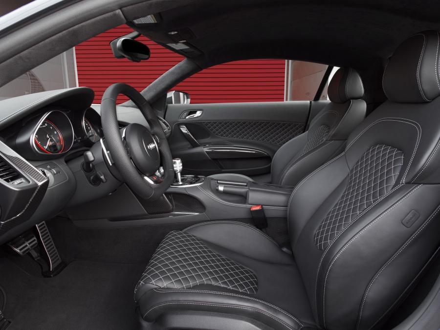 Интерьер Audi R8 V10 Plus 2012 года  (NA) (фото 11 из 13)